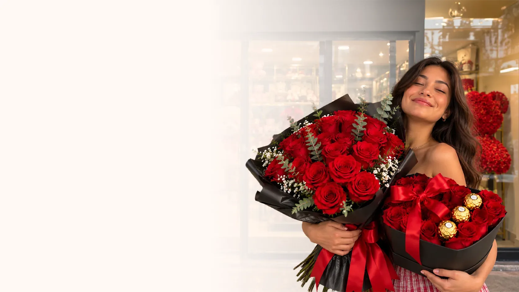 Entrega de un bouquet con chocolates en el mostrador de la tienda