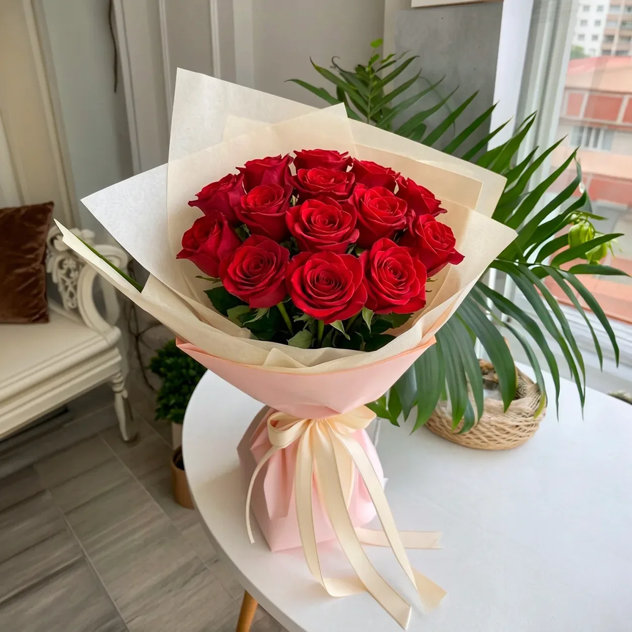 Bouquet de 12 rosas con chocolates
