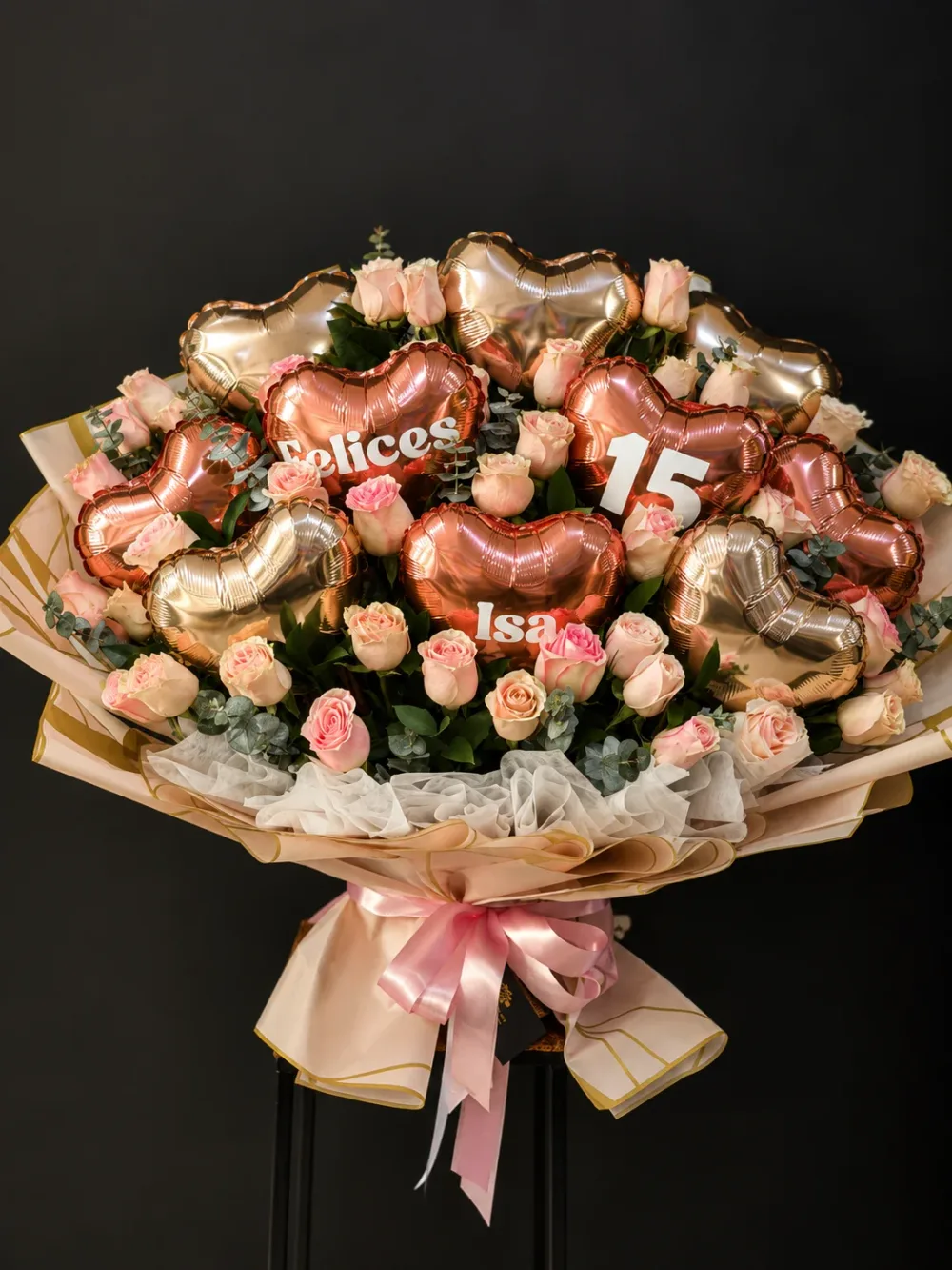 Bouquet de 15 años con rosas rosadas y globos personalizados