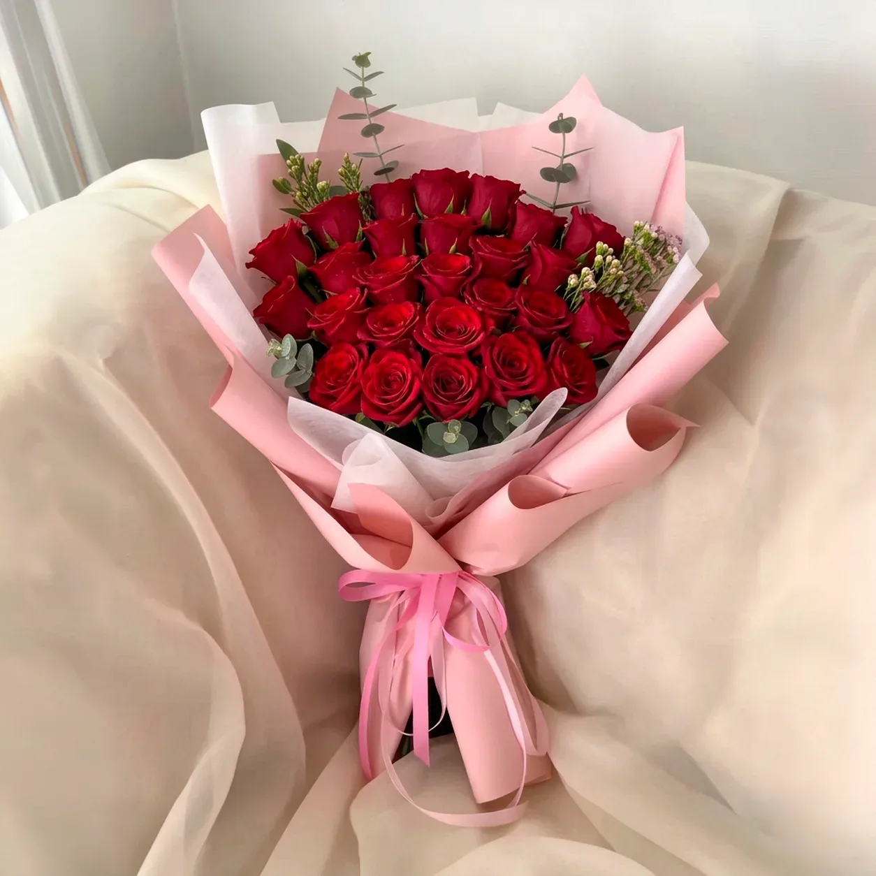 Bouquet de 24 rosas con chocolates