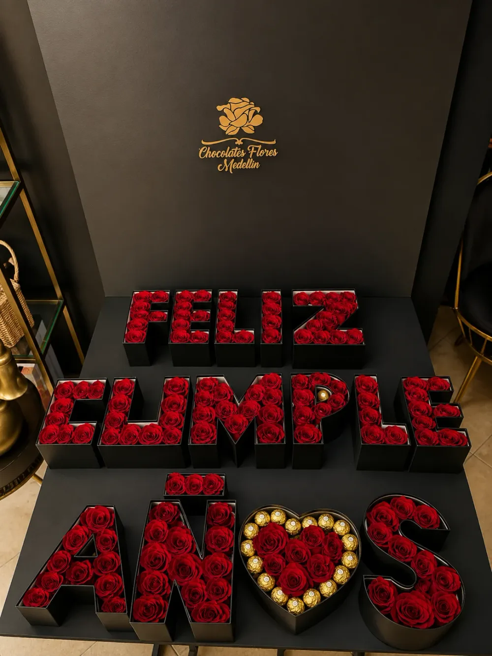 Caja de cumpleaños con flores y detalles