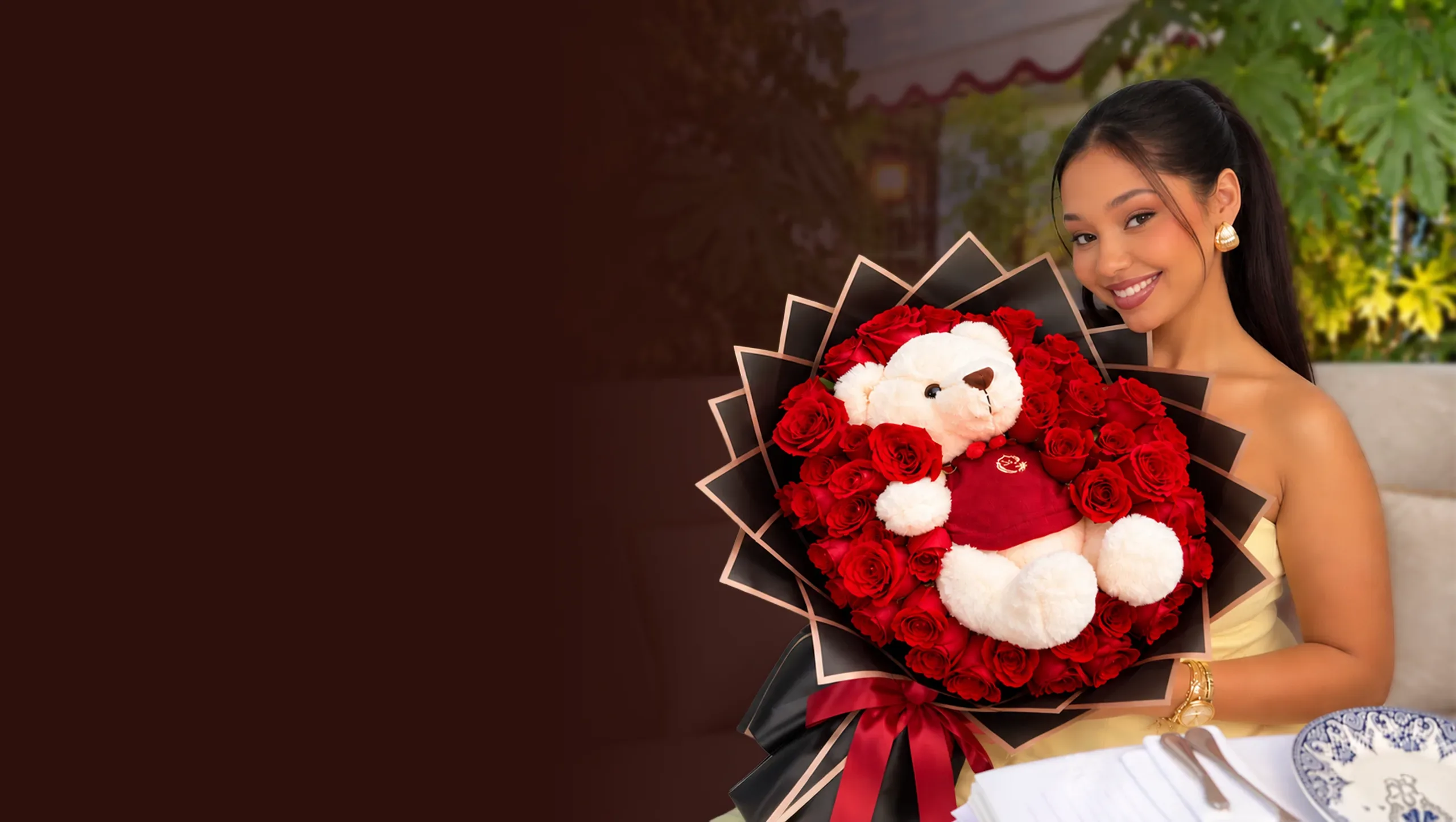 Pareja recibiendo un bouquet de rosas con una caja de chocolates
